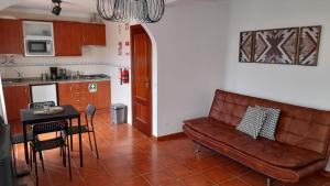 un soggiorno con divano e tavolo di Porta Reguengos - Apartamento moderno Alentejo central a Reguengos de Monsaraz