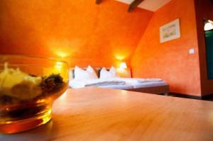 Postel nebo postele na pokoji v ubytování Hotel Garni Winzerhof Hödl