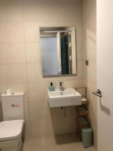 Links II 505 Duplex 2bedroom Apartment GOLF Alcaidesa SPAIN tesisinde bir banyo