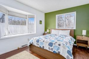ソーガタックにあるBirdie Bungalowのベッドと2つの窓がある寝室 +23枚の写真