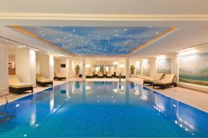 
a large swimming pool in a hotel room at Maritim Hotel Dresden in Dresden
