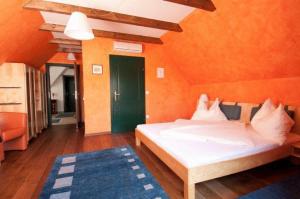 Postel nebo postele na pokoji v ubytování Hotel Garni Winzerhof Hödl