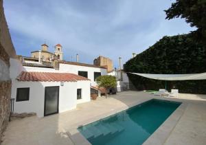 uma casa com piscina ao lado de um edifício em Costa Maresme, Barcelona ,Valentinos House & Pool em Vilassar de Dalt