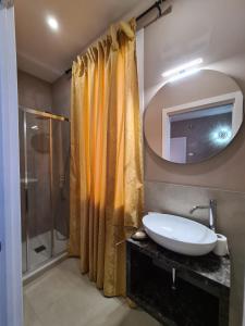 a bathroom with a sink and a shower and a mirror at Residence Giove in Castelfranco Veneto