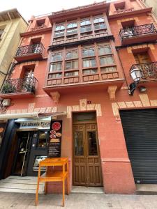 un taburete naranja frente a un edificio en San Agustin Centro, en Logroño