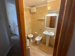 Ένα μπάνιο στο Casa Pomar Apartament +26 φωτογραφίες