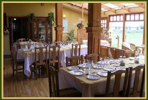 Un restaurante o sitio para comer en Hosteria Lago del Toro