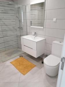 un bagno bianco con lavandino e WC di House - sleeps 3 free parking garden & jacuzzi a Estreito da Calheta