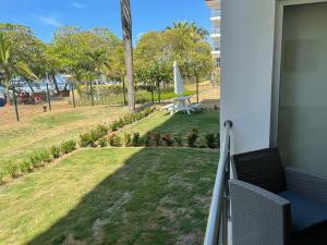 Elle comprend un balcon offrant une vue sur un parc. dans l'établissement Bejuco Beachfront Condo FRENTE A LA PLAYA hermoso condominio NUEVO, à Esterillos Este
