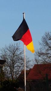 パイネにあるEdemissener Gästezimmerの家の前の柱旗