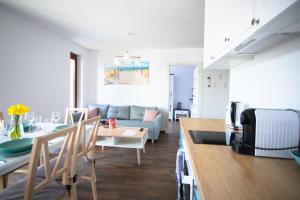 uma cozinha e sala de estar com um sofá e uma mesa em Lazurowa Fala-2021, Baltic Park em Stegna