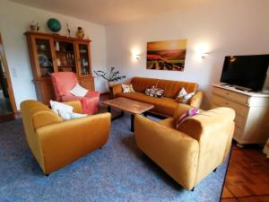 ein Wohnzimmer mit 2 Sofas und einem Tisch in der Unterkunft Rainer´s Rheinblick in Oberdiebach
