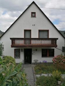 een wit huis met een balkon erop bij Rainer´s Rheinblick in Oberdiebach