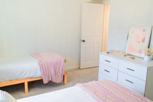 Ein Bett oder Betten in einem Zimmer der Unterkunft Cozy Boho Mesa Home with Diving Pool!