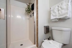 Ein Badezimmer in der Unterkunft Cozy Boho Mesa Home with Diving Pool!