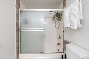 Ein Badezimmer in der Unterkunft Cozy Boho Mesa Home with Diving Pool!