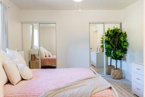 Ein Bett oder Betten in einem Zimmer der Unterkunft Cozy Boho Mesa Home with Diving Pool!