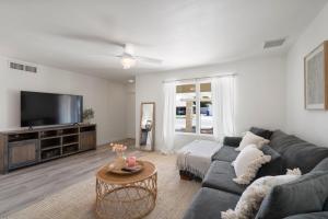 ein Wohnzimmer mit einem Sofa und einem TV in der Unterkunft Cozy Boho Mesa Home with Diving Pool! in Mesa