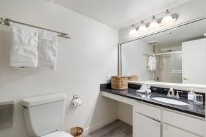 Ein Badezimmer in der Unterkunft Cozy Boho Mesa Home with Diving Pool!
