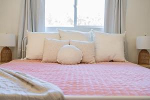 Ein Bett oder Betten in einem Zimmer der Unterkunft Cozy Boho Mesa Home with Diving Pool!