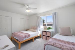 Ein Bett oder Betten in einem Zimmer der Unterkunft Cozy Boho Mesa Home with Diving Pool!