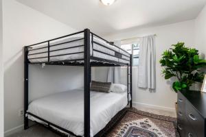 Ein Bett oder Betten in einem Zimmer der Unterkunft Cozy Boho Mesa Home with Diving Pool!
