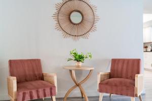 Ein Sitzbereich in der Unterkunft Cozy Boho Mesa Home with Diving Pool!