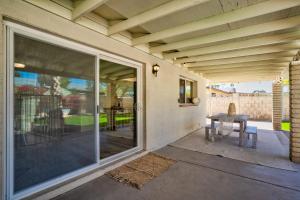 Ein Balkon oder eine Terrasse in der Unterkunft Cozy Boho Mesa Home with Diving Pool!