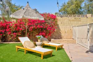 Ein Garten an der Unterkunft Cozy Boho Mesa Home with Diving Pool!