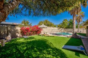 Der Swimmingpool an oder in der Nähe von Cozy Boho Mesa Home with Diving Pool!
