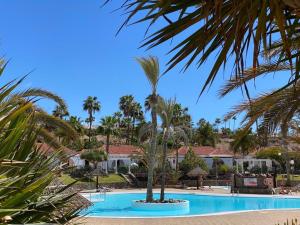 Bazén v ubytovaní Bungalow Parque Golf by SunHousesCanarias alebo v jeho blízkosti