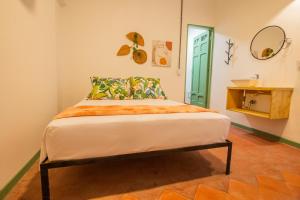 Postel nebo postele na pokoji v ubytování Centro Hostel Medellin