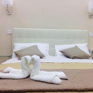 ナポリにあるDecumani Prestigeの白鳥の形をしたタオル2枚付きベッド