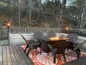 eine Terrasse mit einem Tisch und Stühlen auf einer Terrasse in der Unterkunft The Hideaway in Downtown Brevard in Brevard