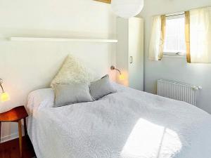 オーベンローにあるHoliday Home Varnæshovedのベッドルーム(白いベッド1台、窓付)
