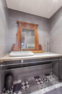 uma casa de banho com um lavatório e um espelho em Superbe T2 de Standing au Pharo - Air Rental em Marselha