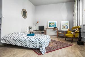 um quarto com uma cama, uma secretária e uma cadeira em Superbe T2 de Standing au Pharo - Air Rental em Marselha
