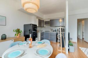 een keuken met een tafel met blauwe platen bij Splendide appartement sur le cours Estienne d'Orves in Marseille