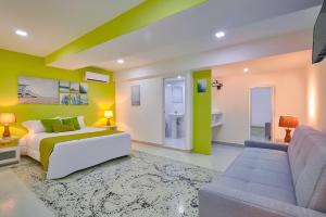 Postel nebo postele na pokoji v ubytování Malecon Premium Rooms & Hotel