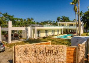 Bazén v ubytování Villa Calma, luxury for big groups at the beach with large pool nebo v jeho okolí