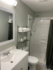 łazienka z umywalką, toaletą i prysznicem w obiekcie Lakeshore Suites w mieście North Bay