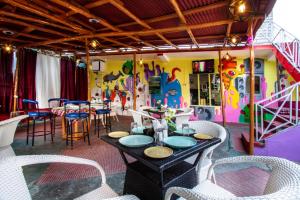 um quarto com uma mesa e cadeiras e uma parede colorida em Mountain Dew Guest House em Manali