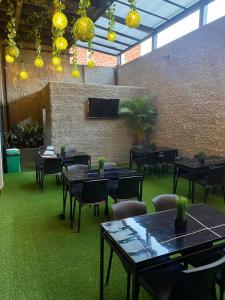 une salle à manger avec des tables, des chaises et des lumières dans l'établissement Hotel BRC, à Bucaramanga