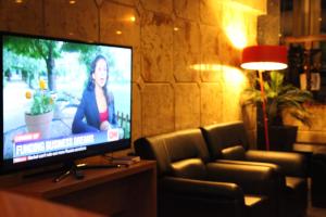 Una televisión o centro de entretenimiento en Merci Hotel Erbil