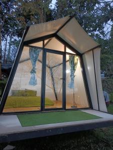 cenador con techo y ventanas en D'Paseban Glamping en Bogor