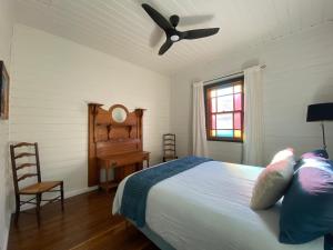 Un pat sau paturi într-o cameră la Misty Mountain Cottage at Krambach
