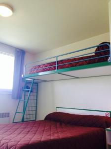 a bedroom with two bunk beds in a room at Aireco in Cazères-sur-lʼAdour