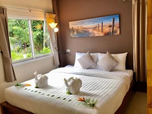 a hotel room with two beds with towels on them at Wanpratheep Village Kohphangan in Ban Madua Wan