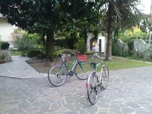 トッリ・ディ・クアルテゾーロにあるCasa Ireneの二台の自転車が隣同士の路上に駐車