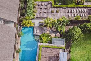 einen Blick über den Pool in einem Resort in der Unterkunft Swarga Suites Bali Berawa in Canggu